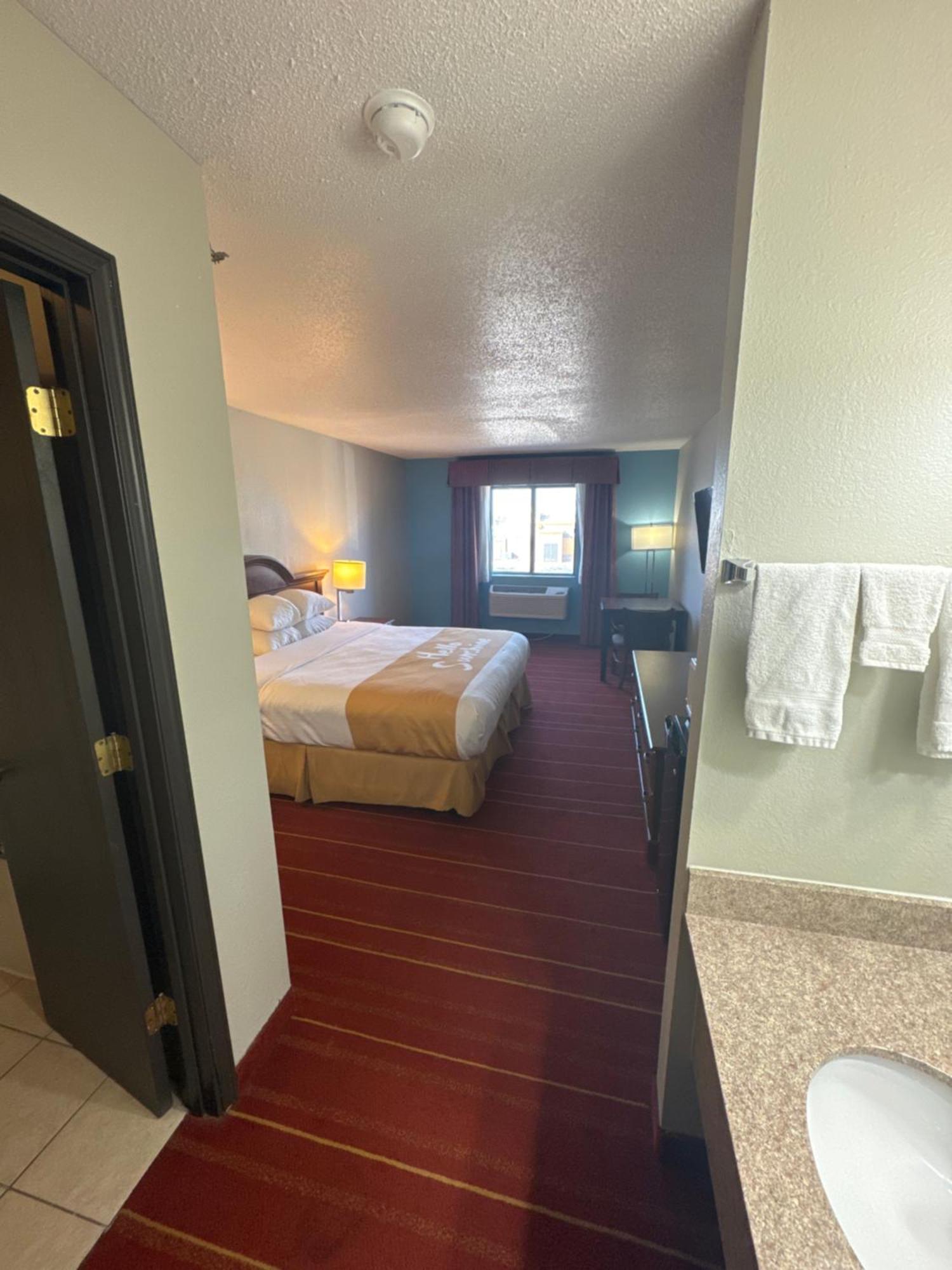 Days By Wyndham I-70 Motel Salina